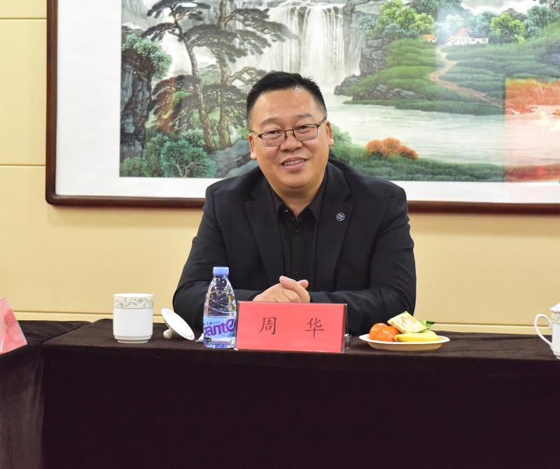 本次会议在融洽和谐的氛围中召开,周华在致辞中对老同志,老员工一直